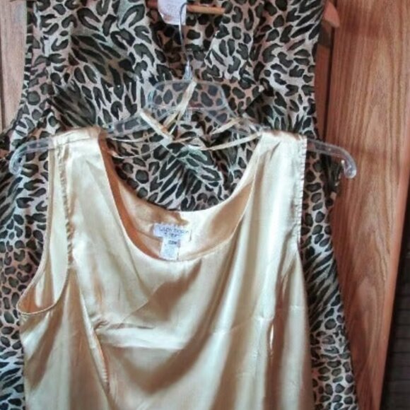 Lady Dorby Dbl. Breasted Sleeveless Blazer style, Size 22 with Gold Tank Top - Picture 6 of 9